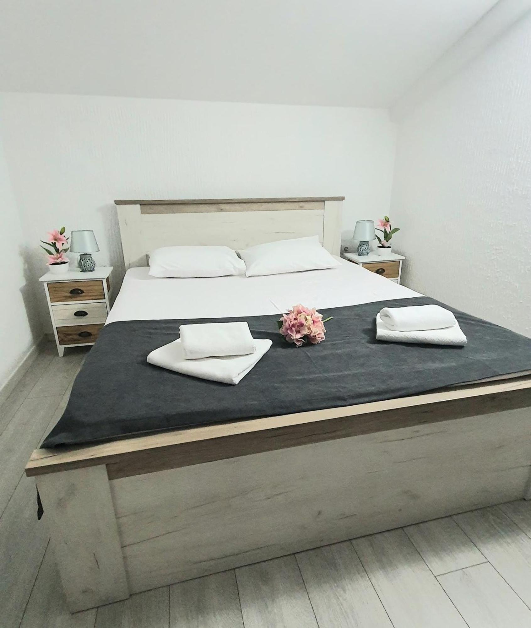 Lucic Rooms & Suites Budva Rum bild